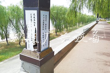 洛浦公园景观路灯遭破滚动式灯箱坏 公共设施需要共同爱护