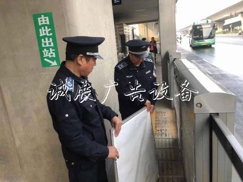 郑州道路两侧户外广告垃圾分类亭整治第一站：紫荆山立交桥