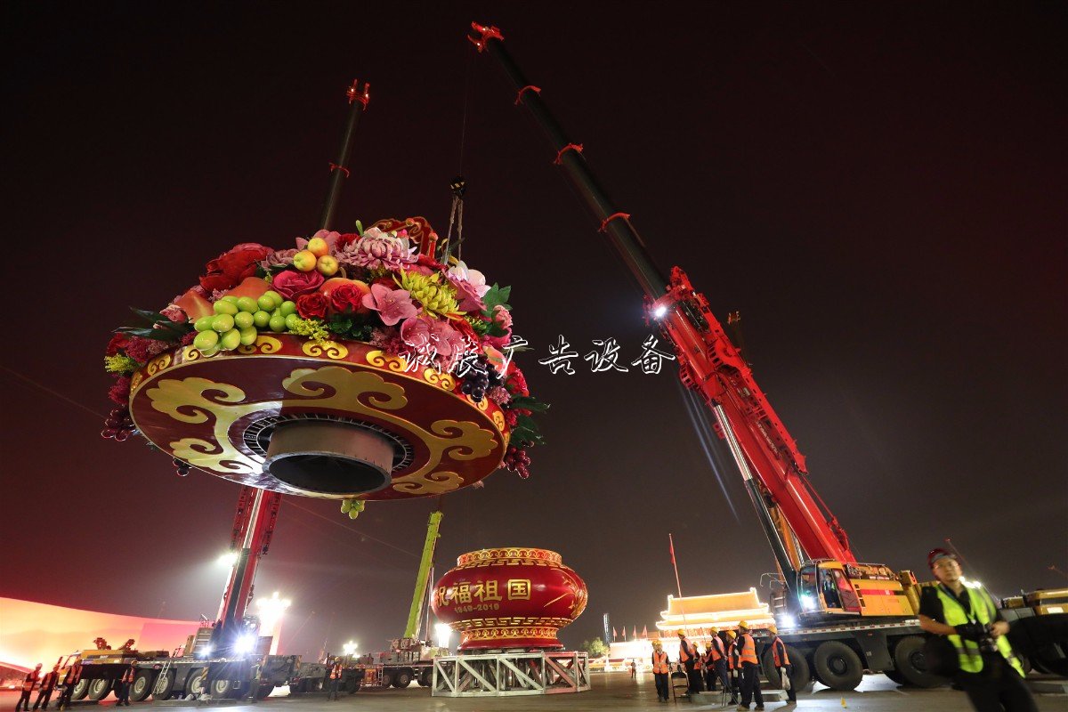 “普天同庆”中心花坛路灯灯箱亮相天安门广场，仅用7小