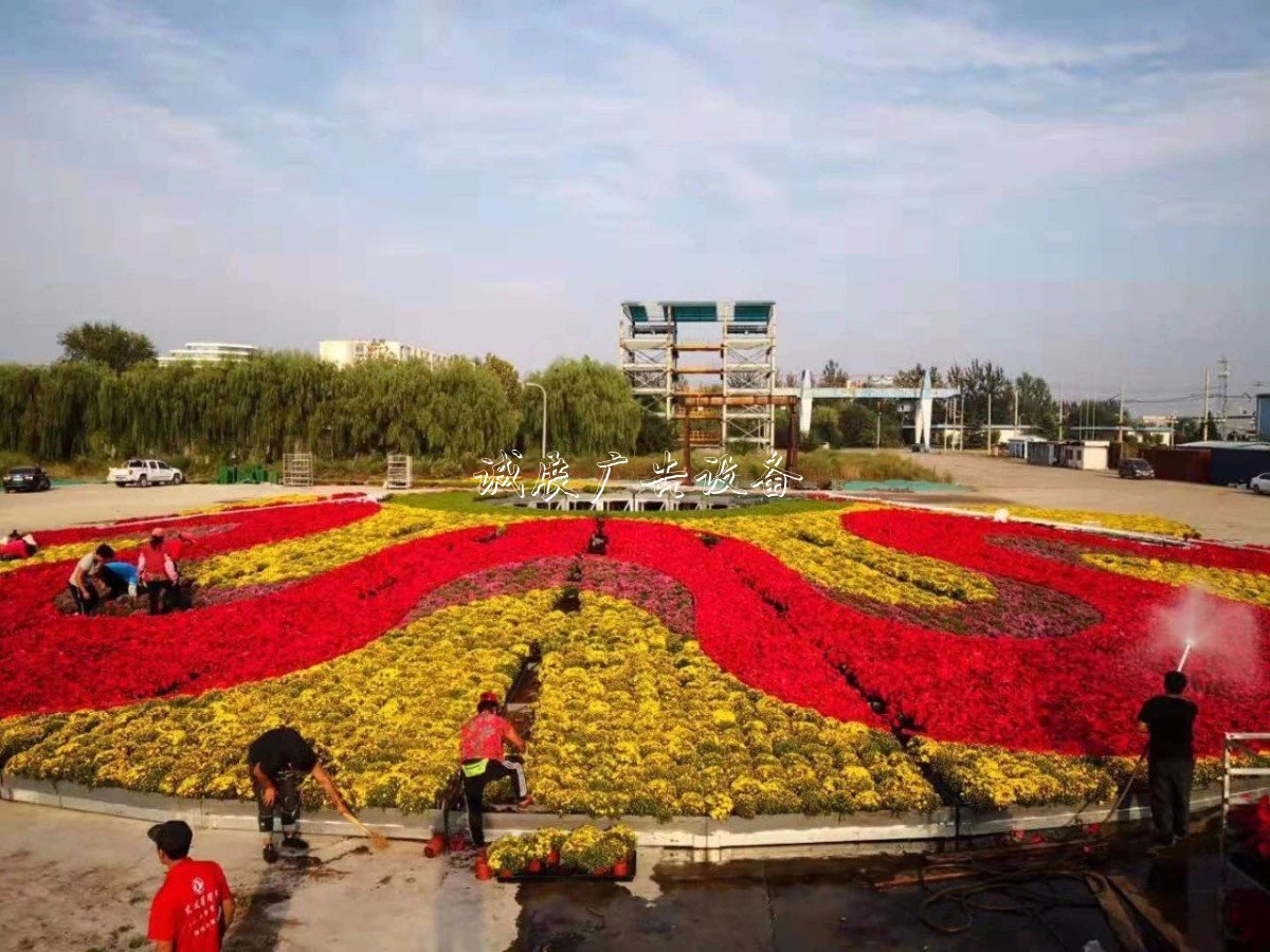 “普天同庆”中心花坛路灯灯箱亮相天安门广场，仅用7小