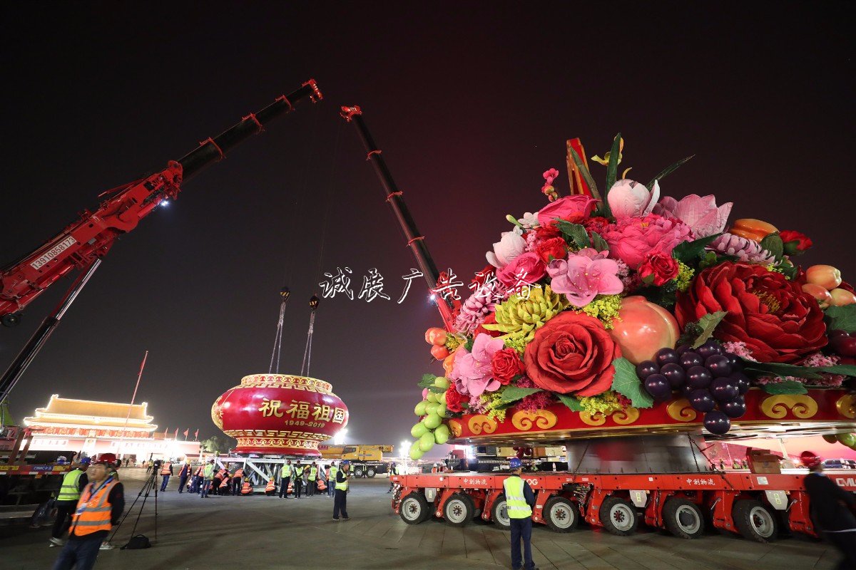 “普天同庆”中心花坛路灯灯箱亮相天安门广场，仅用7小