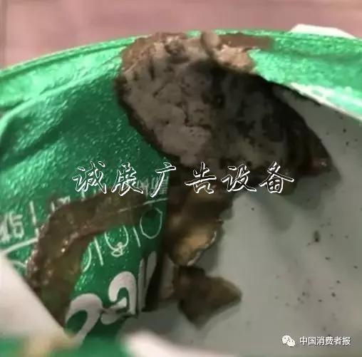 香飘飘再被曝光 杯里广告灯箱“飘”出粘稠霉状异物