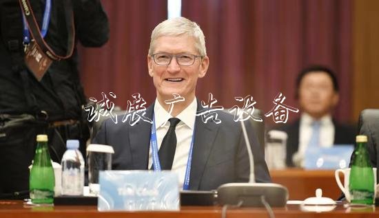 清华经管学院顾问委员会新任主席、苹果公司（Apple）首席执行官蒂姆·库克（Tim Cook）主持会议。