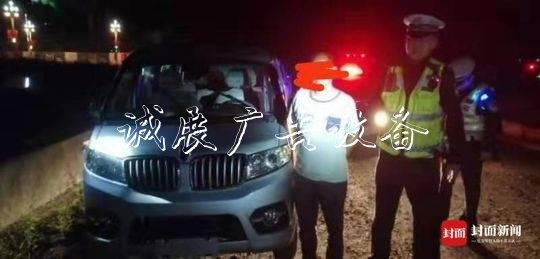 无证驾驶无牌车冲关还宣传栏阻碍执法 男子被拘5日扣12分