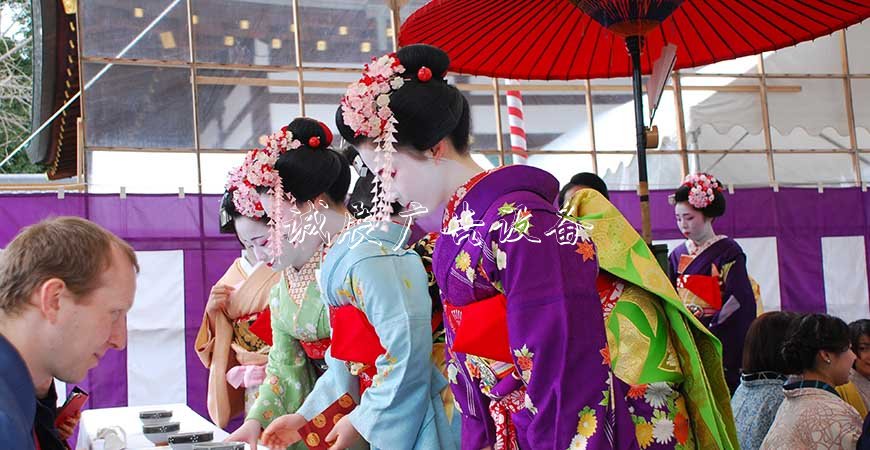 绝了！日本舞妓被提议路灯灯箱奥运期间当人肉垃圾桶 网