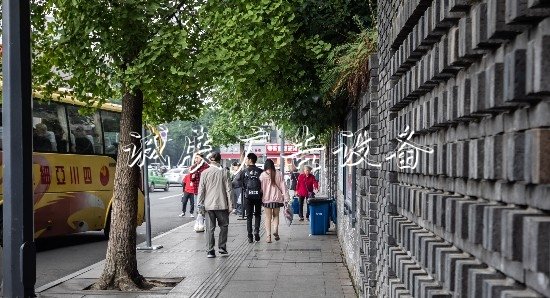 尴尬！成都宽窄巷子的党建宣传栏直饮水机竟变“垃圾箱”