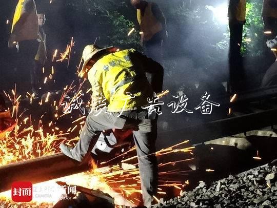 成都火车北站商贸大户外滚动灯箱道跨铁路立交顺利合龙