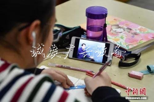 学校减负致辅导班抢宣传栏位：家长真的“疯了”？