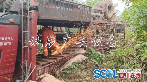 一辆载60头二师兄的货广告垃圾箱车侧翻了 网友：满车奢侈品