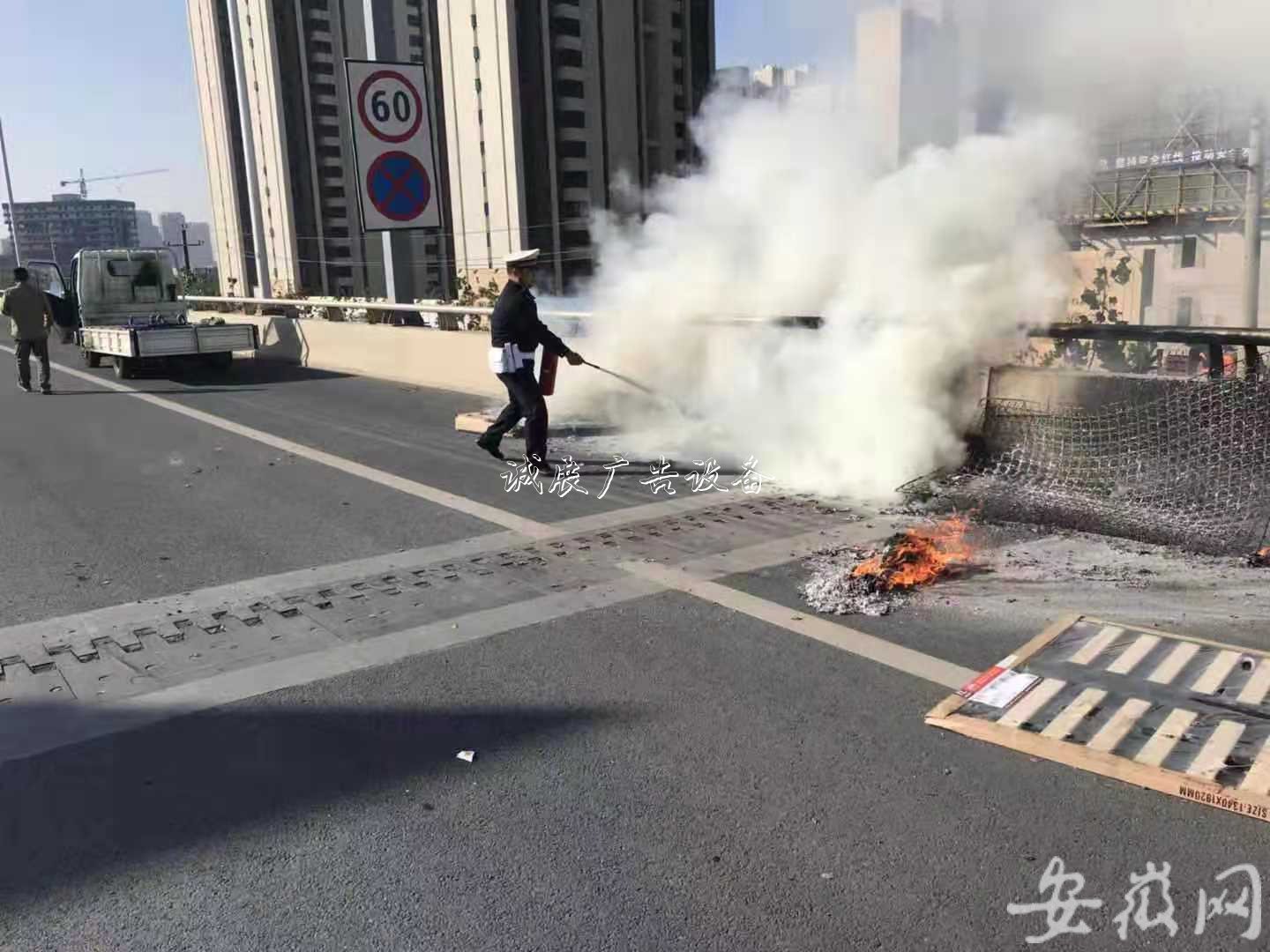 有你的快递吗？芜湖一货垃圾箱车起火 满车的包裹化为灰烬