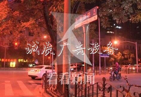 上海现全是套路路户外滚动灯箱牌 擅自改动涉嫌违法