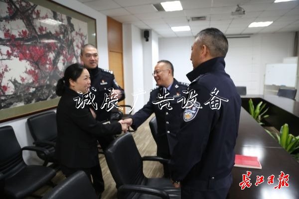 “板姐”为武汉交通垃圾收集亭献计，交警现场调研解决