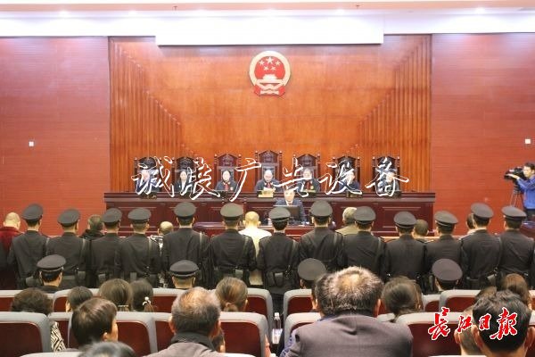 16人涉黑案公开宣判户外广告灯箱，涉黑头目曾玺被判20年