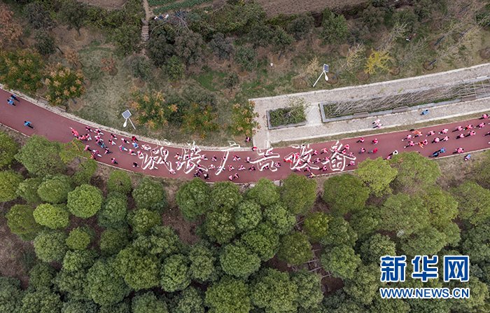 3000余名户外徒步爱好阅报栏灯箱者齐聚武汉体验运动之乐