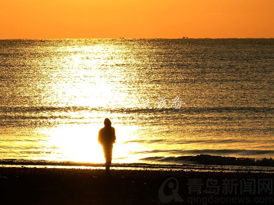 冬日早晨 在青岛来一灯箱场令人振奋的“夸父逐日”