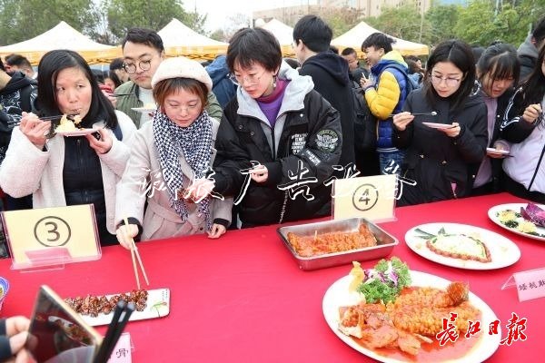 “舌尖上的武科大社区宣传栏”美食评比大赛开赛