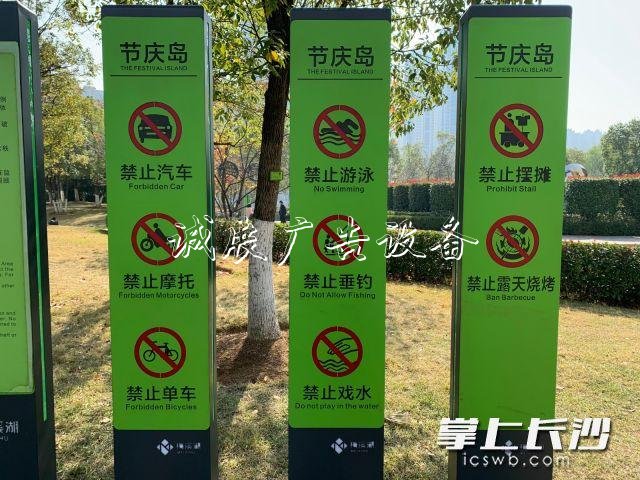 英语老师指出长沙路牌广告灯箱多少钱一个上的翻译瑕疵 交警连夜更