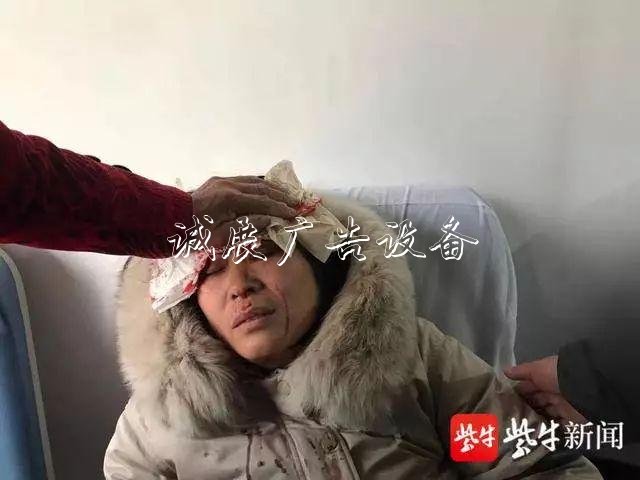 1米8高的路牌突然倒下，她反而迎了上去……