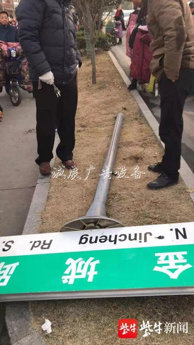 1米8高的路牌突然倒下，她反而迎了上去……