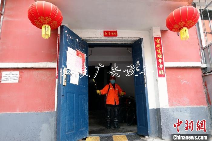 在北京丰台北大地西区社区，清洁人员正在对楼内进行消毒。　中新社记者 盛佳鹏 摄