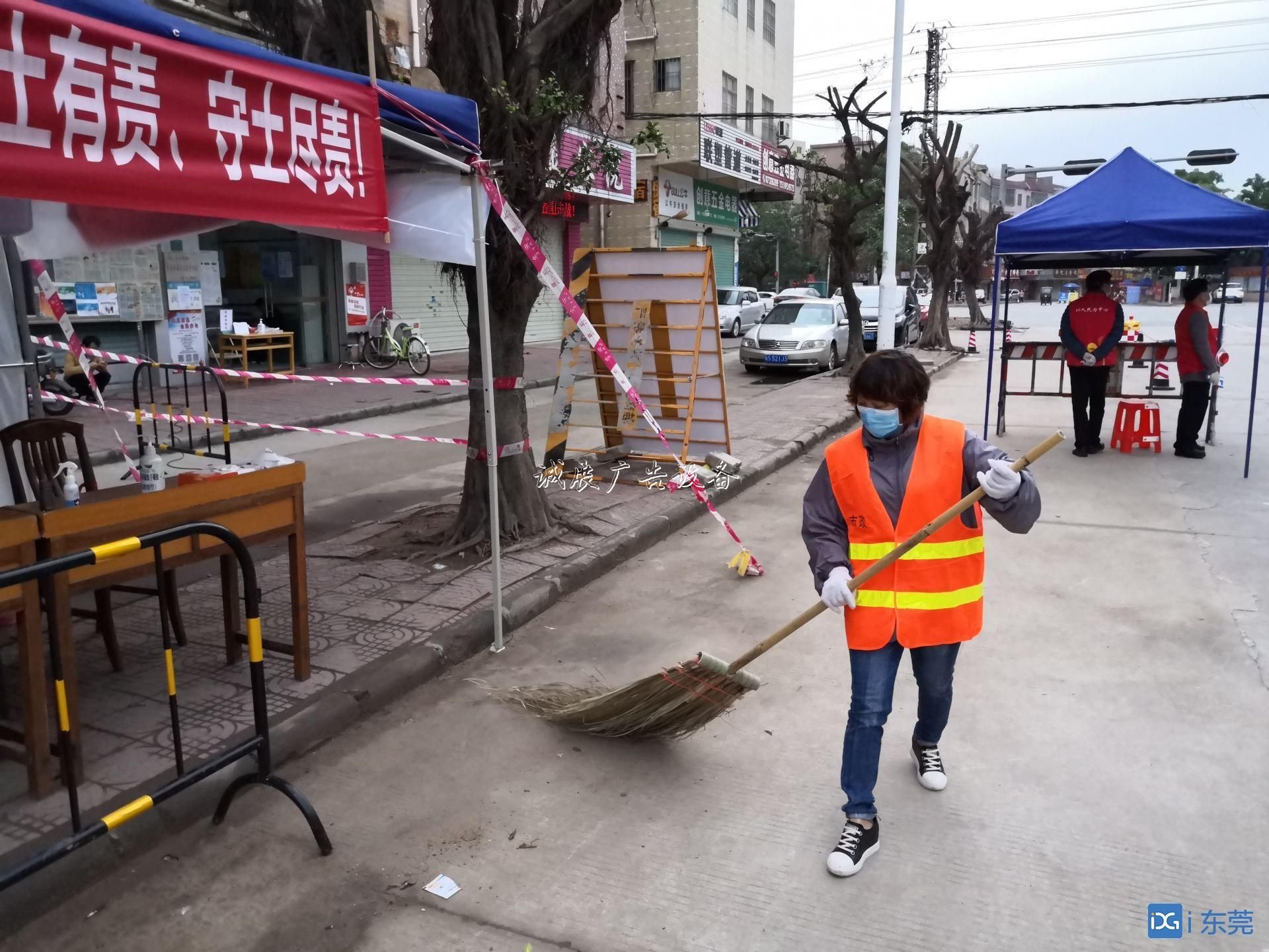 人人都恐惧的垃圾指路牌灯箱桶，他们却天天接触