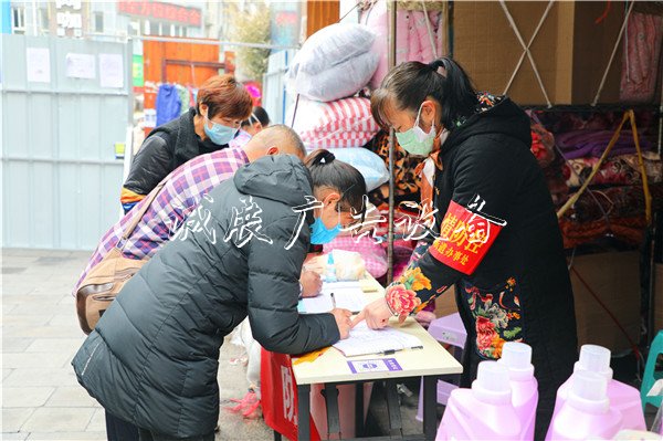 都匀社区为企业“上宣传栏灯箱保险”当好“服务员”