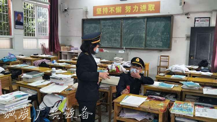 加强疫情防控督导社区宣传栏 为学校复学保驾护航