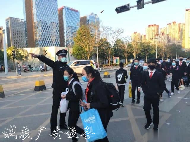 【治庸·铁军】“后浪路牌”返校，社区民警助学忙