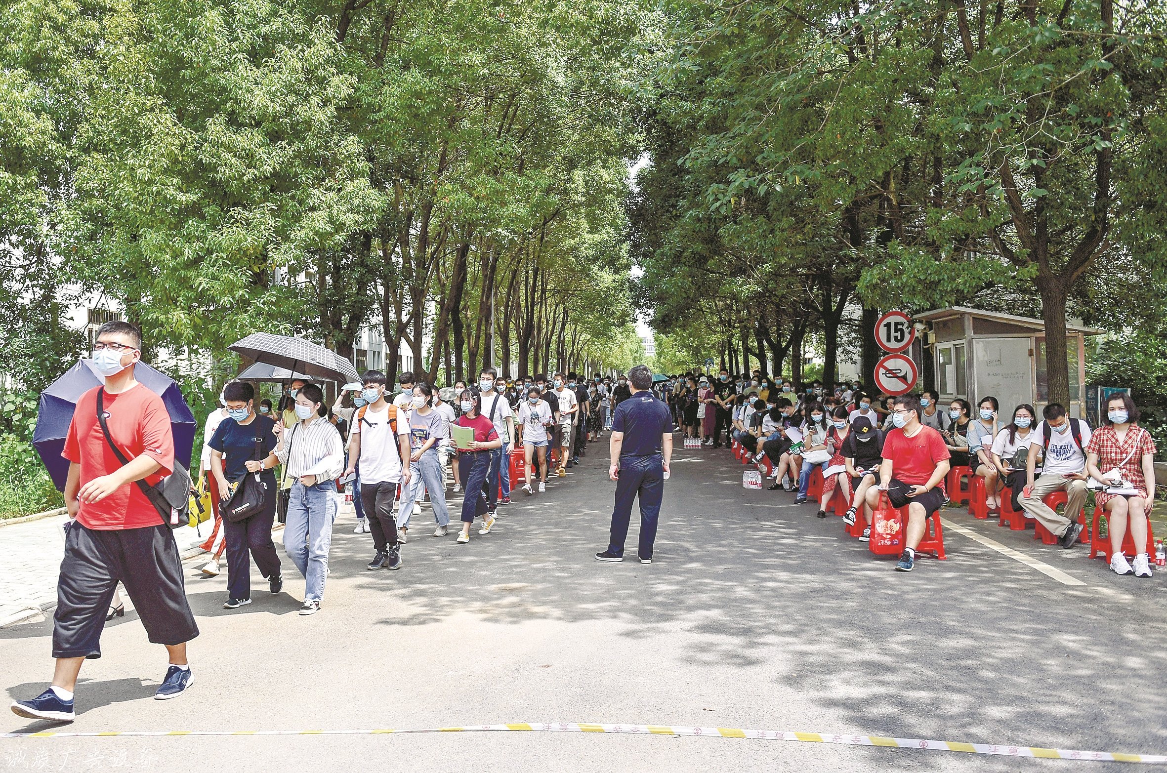 今夏武汉首场线下高校招户外滚动灯箱聘会举行 副市长站台荐英才