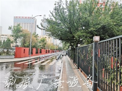 太阳能挡车柱 墙面绘画文化宣传栏“超级玛丽” 多功能路灯