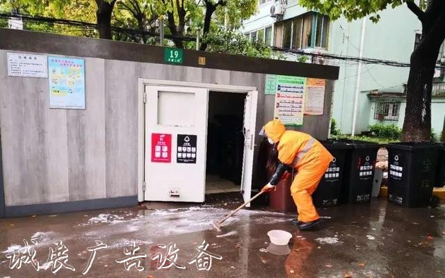 【上观新闻】就地取材，宝山区这群环卫工“借”雨水冲刷垃圾箱房，节水又环保