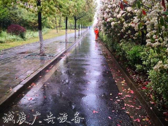 【上观新闻】就地取材，宝山区这群环卫工“借”雨水冲刷垃圾箱房，节水又环保