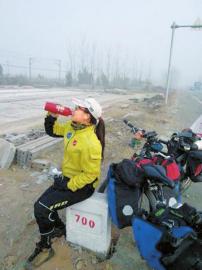 川妹子骑行17天回家过指路牌灯箱年 看到家乡路牌大哭(图