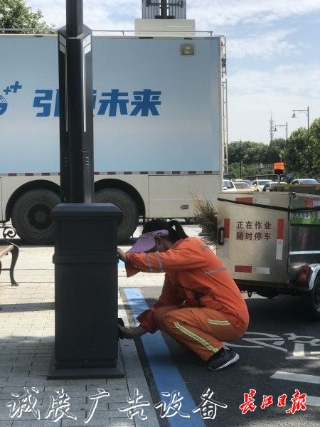 像抹家具一样抹垃圾箱宣传栏灯箱，他们挥汗如雨让这座城