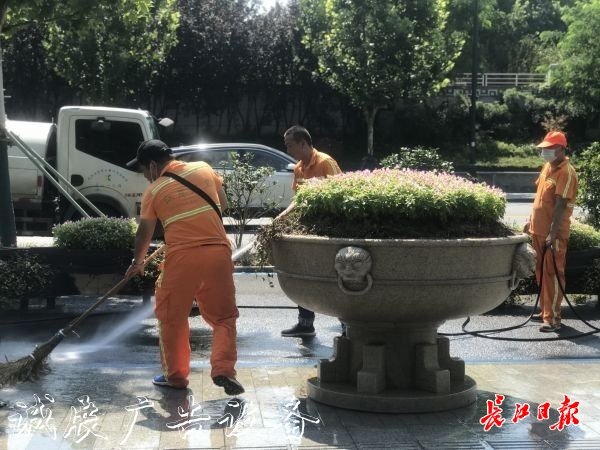 像抹家具一样抹垃圾箱宣传栏灯箱，他们挥汗如雨让这座城