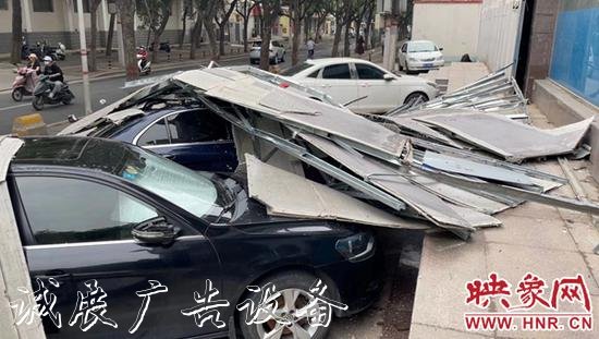 大风吹落灯箱铁架宣传栏 砸中奔驰车（组图）